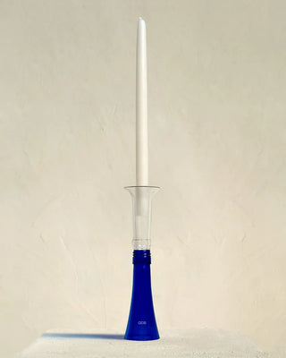 Découvrez le bougeoir blanc et bleu de QDB Éditions chez CQFD Avignon. Un chandelier bicolore en verre recyclé, façonné et ajusté à la main au Touquet.
