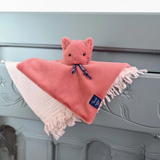 Découvrez le doudou plat chat rose de la collection Dorlotin. Peluche artisanale faite main en France (Bretagne). Ultra-doux, certifié CE et idéal dès la naissance.