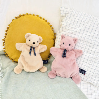 Découvrez la marionnette Chat Rose Dorlotin. Peluche d'éveil faite main en Bretagne. Matière Maïloudou ultra-douce, design élégant et fabrication 100% française.