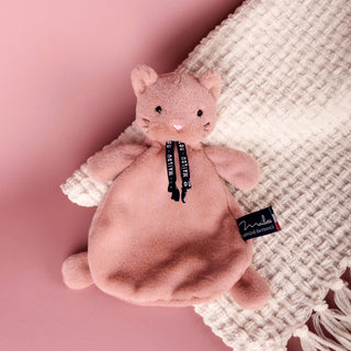 Découvrez le doudou chat rose de 24 cm en matière Maïloudou ultra-douce. Peluche artisanale faite main en Bretagne. Idéal dès la naissance, certifié CE.