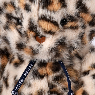 Découvrez le Chat Léo Méloé de 37 cm. Peluche haut de gamme faite main en Bretagne. Coloris roux, douceur absolue, garantie à vie et certificat d'authenticité.