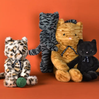Découvrez le Chat Rooxy Méloé 37 cm Maïlou Tradition chez CQFD Avignon. Peluche ultra-douce 100 % faite en Bretagne, certificat & garantie à vie.
