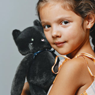 Offrez le chat Méloé (37cm) de Maïlou Tradition chez CQFD Avignon. Peluche artisanale fabriquée en Bretagne. Qualité luxe, douceur infinie et certifiée CE.