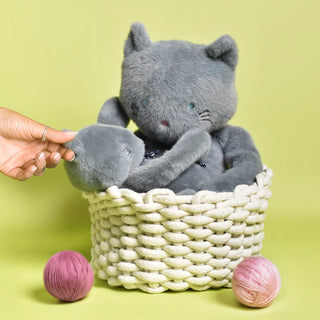 Offrez le chat Méloé (37cm) de Maïlou Tradition chez CQFD Avignon. Peluche artisanale fabriquée en Bretagne. Qualité luxe, douceur infinie et certifiée CE.