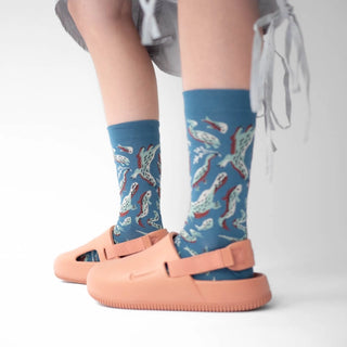 Explorez les fonds marins avec les chaussettes "Animaux" de Bonne Maison chez CQFD Avignon. Coton égyptien premium, coloris Bleu Abysse, fabriquées en France.
