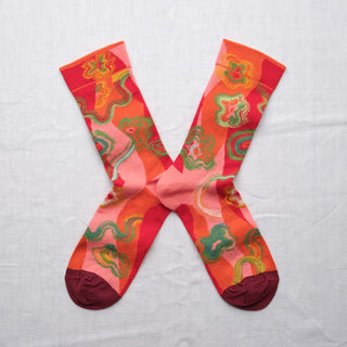 Découvrez les chaussettes Abstrait Multico Bonne Maison chez CQFD. Un design graphique orange, rouge, vert avocat en coton égyptien premium fabriqué en France.