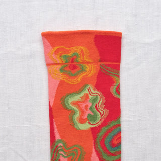 Découvrez les chaussettes Abstrait Multico Bonne Maison chez CQFD. Un design graphique orange, rouge, vert avocat en coton égyptien premium fabriqué en France.
