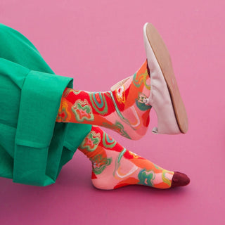 Découvrez les chaussettes Abstrait Multico Bonne Maison chez CQFD. Un design graphique orange, rouge, vert avocat en coton égyptien premium fabriqué en France.