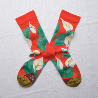 Découvrez les chaussettes Arômes Vermillon Bonne Maison chez CQFD Avignon. Un design floral vibrant rouge et vert en coton égyptien premium fabriqué en Europe.