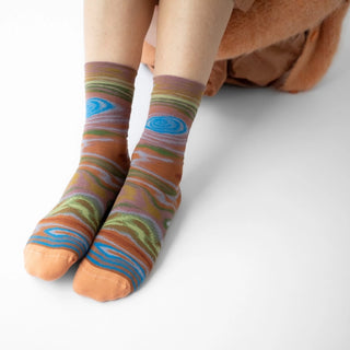 Découvrez les chaussettes Camouflage Caramel Bonne Maison chez CQFD Avignon. Un motif graphique caramel, cyan et cactus en coton égyptien premium Made in France.