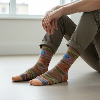 Découvrez les chaussettes Camouflage Caramel Bonne Maison chez CQFD Avignon. Un motif graphique caramel, cyan et cactus en coton égyptien premium Made in France.