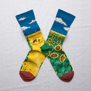 Mettez du soleil dans vos chaussures avec les chaussettes Champ Mykonos de Bonne Maison chez CQFD Avignon. Un motif floral bleu et vert en coton égyptien premium.
