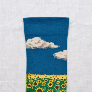 Mettez du soleil dans vos chaussures avec les chaussettes Champ Mykonos de Bonne Maison chez CQFD Avignon. Un motif floral bleu et vert en coton égyptien premium.