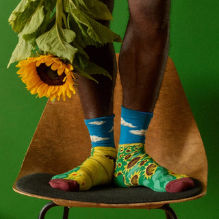 Mettez du soleil dans vos chaussures avec les chaussettes Champ Mykonos de Bonne Maison chez CQFD Avignon. Un motif floral bleu et vert en coton égyptien premium.