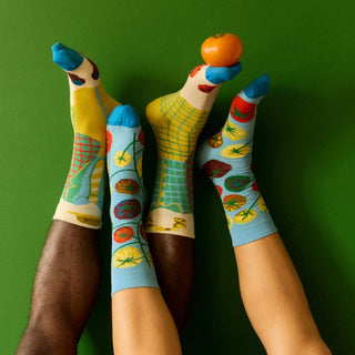 Découvrez les chaussettes "Costume Naturel" de Bonne Maison chez CQFD Avignon. Un design artistique et coloré en coton égyptien premium fabriqué en Europe.