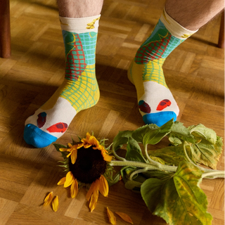 Découvrez les chaussettes "Costume Naturel" de Bonne Maison chez CQFD Avignon. Un design artistique et coloré en coton égyptien premium fabriqué en Europe.