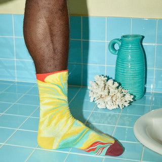 Mettez de la couleur à vos pieds avec les chaussettes Fleur Multico de Bonne Maison. Un motif floral vibrant en coton égyptien, douces, fines et robustes.