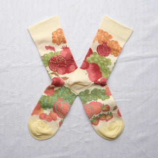 Craquez pour les chaussettes "Fruits" de Bonne Maison chez CQFD Avignon. Un motif fruité rose et vert sur fond écru, en coton égyptien premium fabriqué en France.