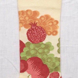 Craquez pour les chaussettes "Fruits" de Bonne Maison chez CQFD Avignon. Un motif fruité rose et vert sur fond écru, en coton égyptien premium fabriqué en France.