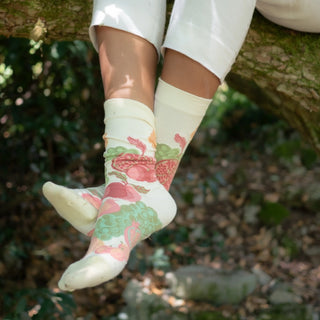 Craquez pour les chaussettes "Fruits" de Bonne Maison chez CQFD Avignon. Un motif fruité rose et vert sur fond écru, en coton égyptien premium fabriqué en France.