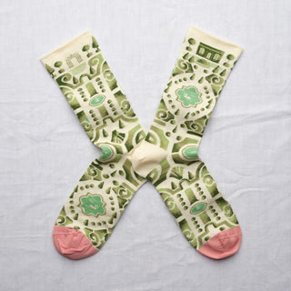 Offrez-vous le luxe du coton égyptien avec les chaussettes Jardins du Petit Trianon de Bonne Maison. Un motif poétique vert et écru, fabriqué en France.