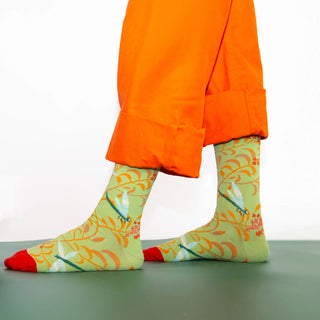 Découvrez les chaussettes "Libellule Lime" de Bonne Maison chez CQFD Avignon. Un design poétique vert lime et orange en coton égyptien premium fabriqué en France.