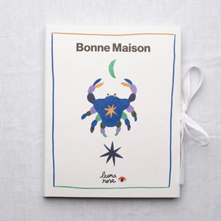 Découvrez le coffret Livre Éléments Leona Rose pour Bonne Maison. 2 paires de chaussettes artistiques fabriquées en France. Une idée cadeau design et poétique.