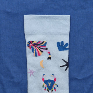 Découvrez le coffret Livre Éléments Leona Rose pour Bonne Maison. 2 paires de chaussettes artistiques fabriquées en France. Une idée cadeau design et poétique.