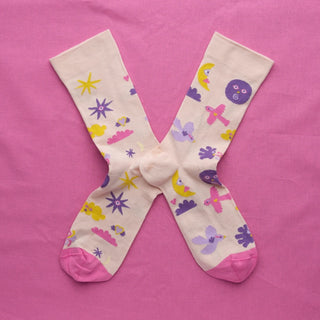 Découvrez le coffret Livre Éléments Leona Rose pour Bonne Maison. 2 paires de chaussettes artistiques fabriquées en France. Une idée cadeau design et poétique.