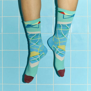 Plongez dans le style avec les chaussettes Piscine Menthe de Bonne Maison chez CQFD Avignon. Un design graphique et frais en coton égyptien de haute qualité.