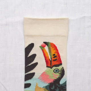 Découvrez les chaussettes "Toucan Naturel" de Bonne Maison chez CQFD Avignon. Un design exotique orange et ambre en coton égyptien premium fabriqué en France.