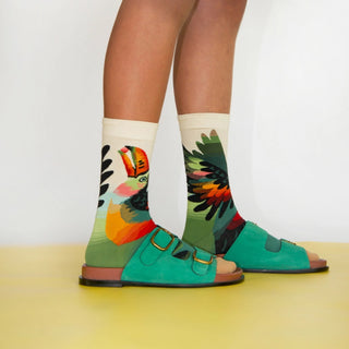 Découvrez les chaussettes "Toucan Naturel" de Bonne Maison chez CQFD Avignon. Un design exotique orange et ambre en coton égyptien premium fabriqué en France.