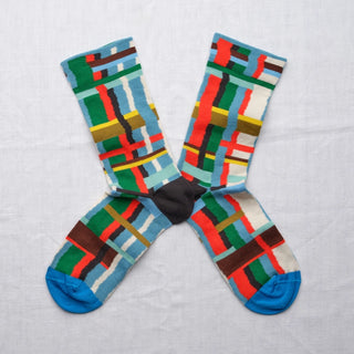 Découvrez les chaussettes à carreaux "Bleu Princier" de Bonne Maison chez CQFD Avignon. Un design géométrique vermillon et émeraude en coton égyptien premium.