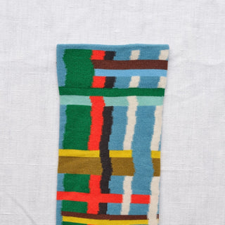 Découvrez les chaussettes à carreaux "Bleu Princier" de Bonne Maison chez CQFD Avignon. Un design géométrique vermillon et émeraude en coton égyptien premium.