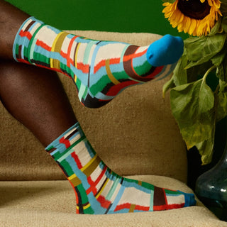 Découvrez les chaussettes à carreaux "Bleu Princier" de Bonne Maison chez CQFD Avignon. Un design géométrique vermillon et émeraude en coton égyptien premium.