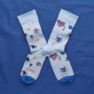 Découvrez le coffret Livre Éléments Leona Rose pour Bonne Maison. 2 paires de chaussettes artistiques fabriquées en France. Une idée cadeau design et poétique.