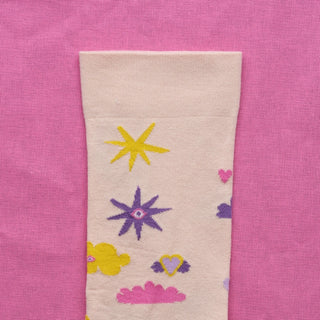 Découvrez le coffret Livre Éléments Leona Rose pour Bonne Maison. 2 paires de chaussettes artistiques fabriquées en France. Une idée cadeau design et poétique.