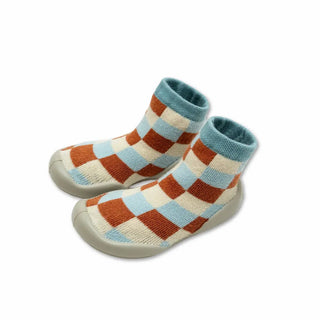 Craquez pour les chaussons Damier Ciel & Terracotta Collégien chez CQFD Avignon. Semelle ergonomique antidérapante, lavables en machine & 100% Fabriqués en France !