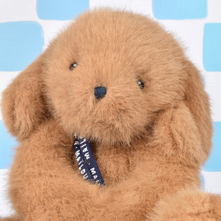 Découvrez le Chien Sowen 30 cm coloris caramel. Peluche artisanale d'une douceur infinie, faite main en Bretagne. Cadeau de naissance idéal avec certificat d'authenticité.