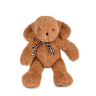 Découvrez le Chien Sowen 30 cm coloris caramel. Peluche artisanale d'une douceur infinie, faite main en Bretagne. Cadeau de naissance idéal avec certificat d'authenticité.