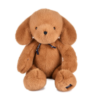 Craquez pour le Chien Sowen 50 cm caramel. Peluche artisanale de luxe fabriquée à la main en Bretagne. Douceur infinie, design élégant et certificat inclus.