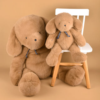 Craquez pour le Chien Sowen 50 cm caramel. Peluche artisanale de luxe fabriquée à la main en Bretagne. Douceur infinie, design élégant et certificat inclus.