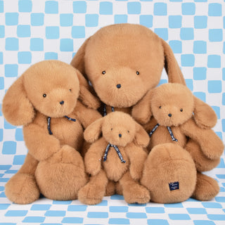 Craquez pour le Chien Sowen 50 cm caramel. Peluche artisanale de luxe fabriquée à la main en Bretagne. Douceur infinie, design élégant et certificat inclus.