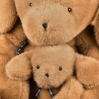 Offrez l'exceptionnel Chien Sowen de 80 cm en coloris caramel. Peluche géante artisanale faite main en Bretagne. Douceur infinie, qualité luxe et certificat d'authenticité.