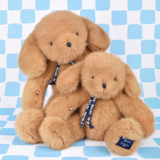 Craquez pour le chien Sowen Caramel 40cm, une peluche de luxe fabriquée à la main en Bretagne par Maïlou Tradition. Qualité EPV, ultra-doux et certifié CE.