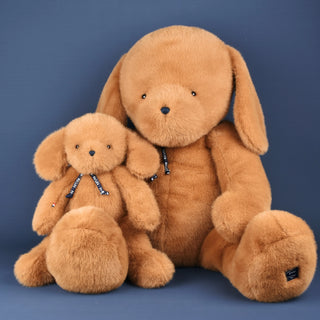 Craquez pour le chien Sowen Caramel 40cm, une peluche de luxe fabriquée à la main en Bretagne par Maïlou Tradition. Qualité EPV, ultra-doux et certifié CE.