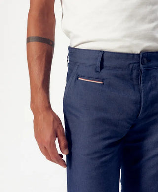 Découvrez le chino homme Carlito bleu de La Gentle Factory chez CQFD Avignon. En pur coton bio certifié GOTS, coupe droite souple et fabriqué en France.