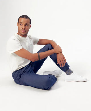 Découvrez le chino homme Carlito bleu de La Gentle Factory chez CQFD Avignon. En pur coton bio certifié GOTS, coupe droite souple et fabriqué en France.