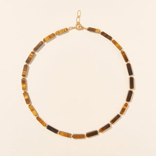 Découvrez le collier Œil du Tigre de Camille Colette Studio. Pierres naturelles géométriques et gold filled 14k résistant à l'eau. Fabriqué à Bordeaux chez CQFD Avignon.