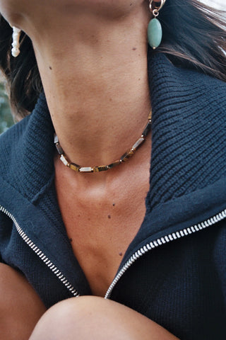 Découvrez le collier Œil du Tigre de Camille Colette Studio. Pierres naturelles géométriques et gold filled 14k résistant à l'eau. Fabriqué à Bordeaux chez CQFD Avignon.